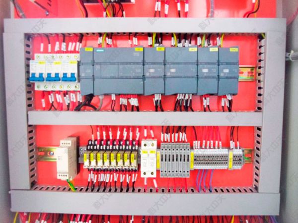 电气控制柜包含有PLC、变频器等分为几个部分？